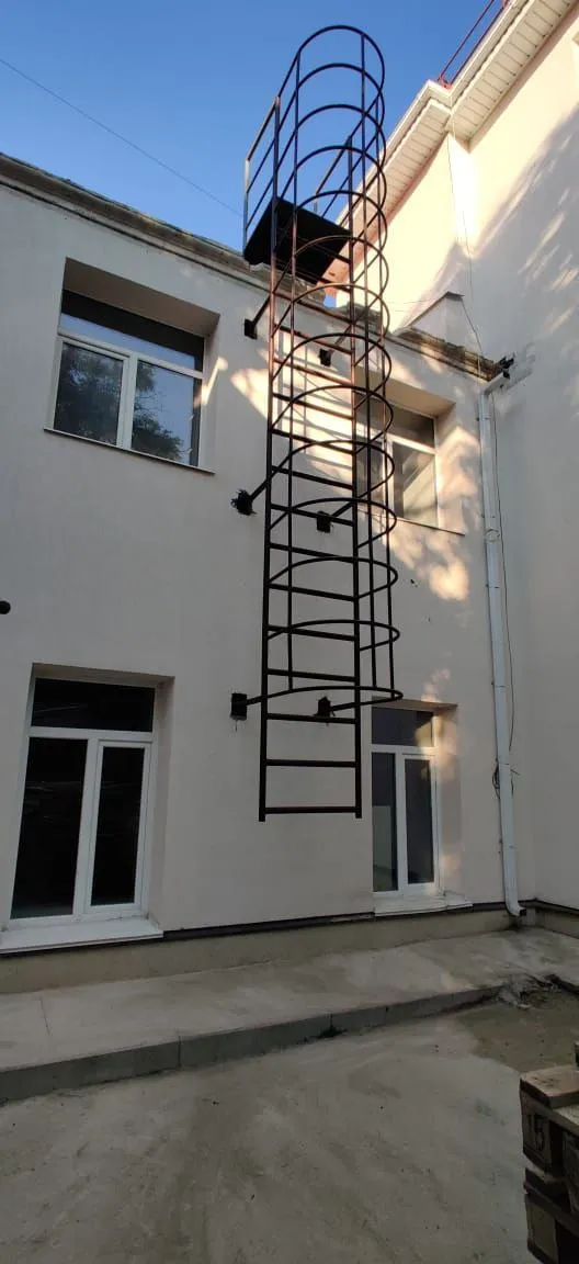 Пожарная лестница с ограждением на фасаде здания в Севастополе